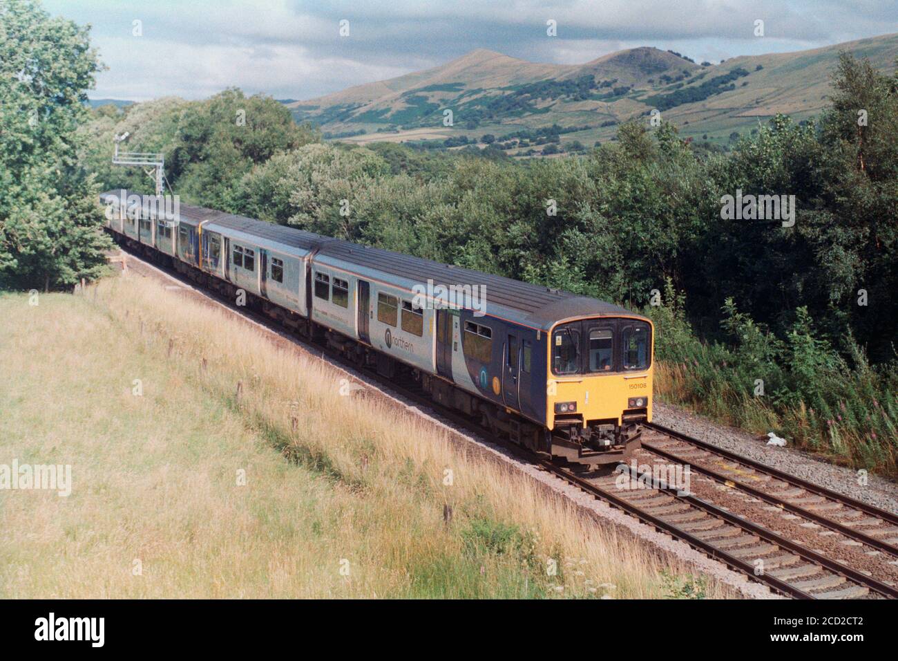 Edale, Großbritannien - 1. August 2020: Ein Personenzüge-Betrieb mit Northern Trains für den Nahverkehr durch Edale nach Manchester Richtung. Stockfoto