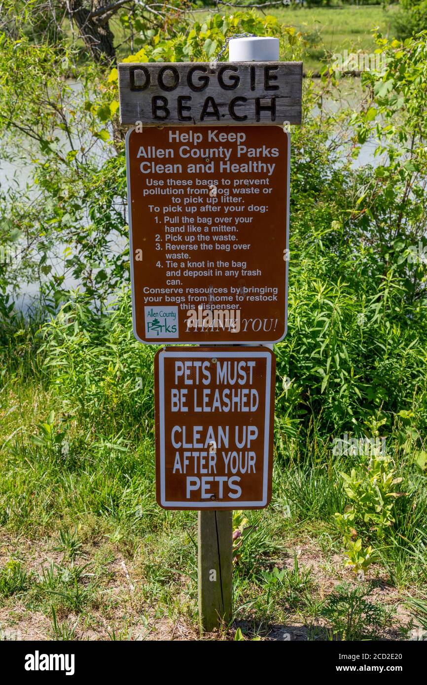 Ein Schild am Doggie Beach von Metea Park in Allen County, Indiana, erinnert Tierbesitzer daran, den Regeln zu folgen. Stockfoto