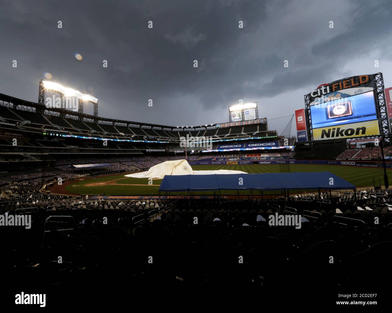 Queens, Usa. August 2020. Eine Regenplane hebt sich vom Infield ab, während starke Winde und ein Gewitter eine Regenverzögerung verursachen, wenn die New York Mets am Dienstag, 25. August 2020 in New York City die Miami Marlins im Citi Field spielen. Mets General Manager Brodie Van Wagenen sagte, das Team Coronavirus Fälle schien auf den Spieler und Trainer, der positive getestet Donnerstag und MLB angekündigt, die Mets würde wieder spielen Dienstag mit einem Doppelkopf gegen die Marlins beschränkt werden. Foto von John Angelillo/UPI Kredit: UPI/Alamy Live Nachrichten Stockfoto