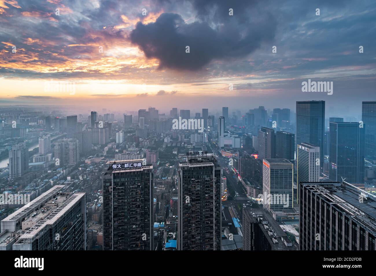 Chengdu, Provinz Sichuan, China - 19. Aug 2020 : Chengdu hintergrundbeleuchtete Skyline mit Wolken auf der Stadt Stockfoto