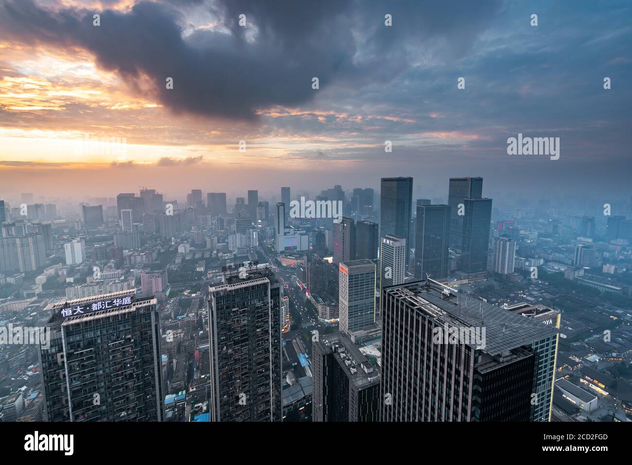 Chengdu, Provinz Sichuan, China - 19. Aug 2020 : Chengdu hintergrundbeleuchtete Skyline mit Wolken auf der Stadt Stockfoto