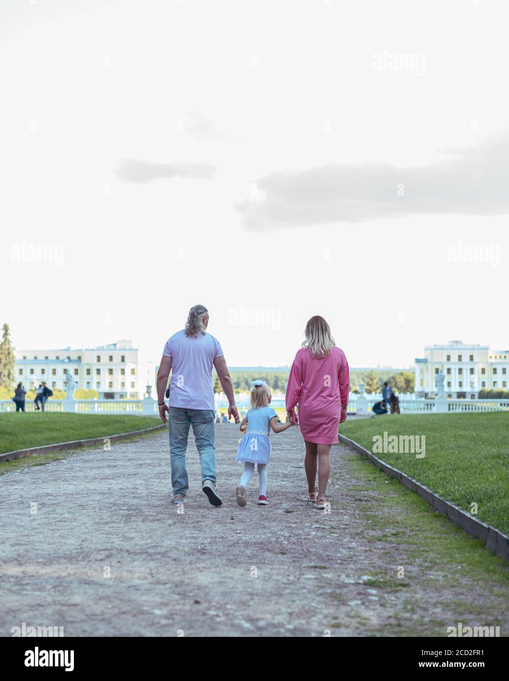 Eine Familie, die zusammen in einem Park läuft Stockfoto