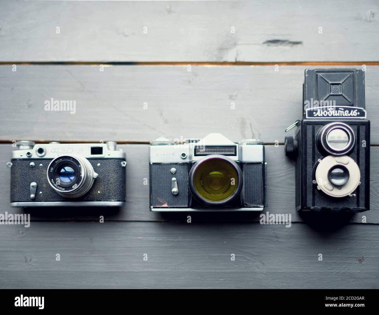 Drei alte Reflex-Kameras isoliert auf Holzhintergrund vintage Twin Objektiv Reflexkamera Stockfoto