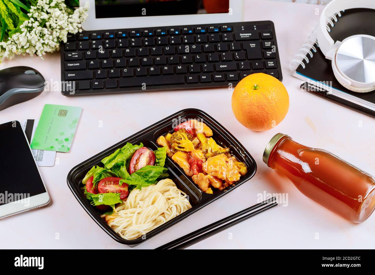 Bestellen Sie Essen online oder telefonisch von zu Hause oder von der Arbeit. Mittagessen zum Mitnehmen. chinesische Küche. Stockfoto
