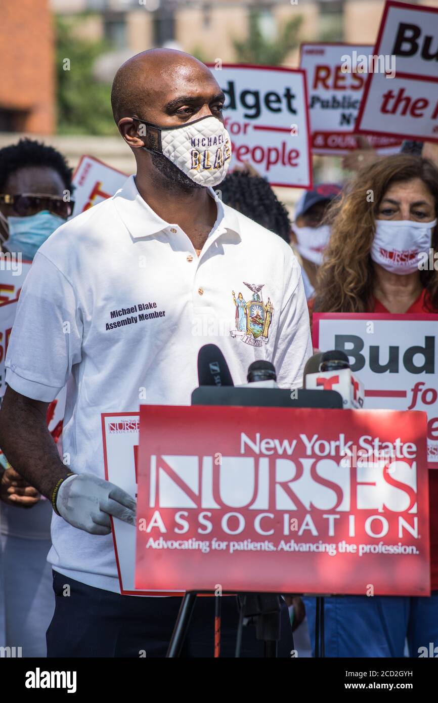 Krankenschwestern vom Lincoln Hospital hielten eine Pressekonferenz ab, um über die Budgetkürzungen zu sprechen, denen die öffentlichen Krankenhäuser in New York City gegenüberstehen. Stockfoto