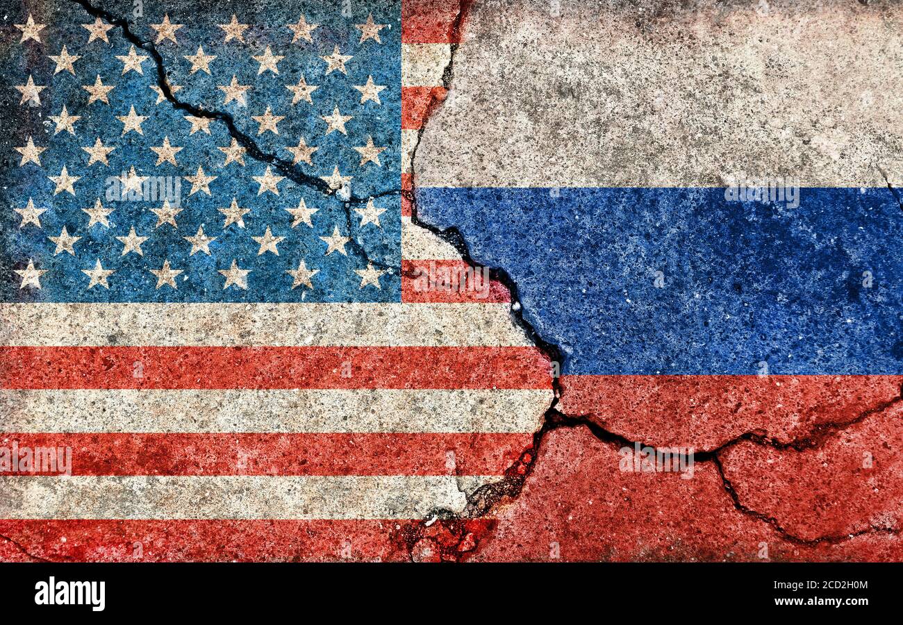 Grunge Land Flagge Abbildung (rissige Beton Hintergrund) / USA vs Russland (politischer oder wirtschaftlicher Konflikt) Stockfoto