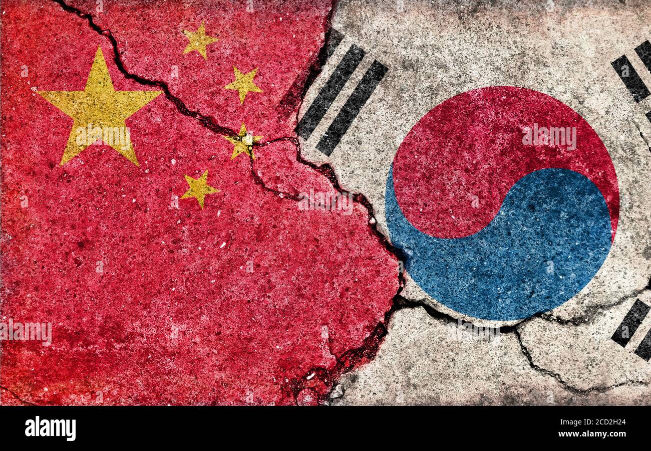 Grunge Land Flagge Abbildung (rissige Beton Hintergrund) / China vs Südkorea (politischer oder wirtschaftlicher Konflikt) Stockfoto