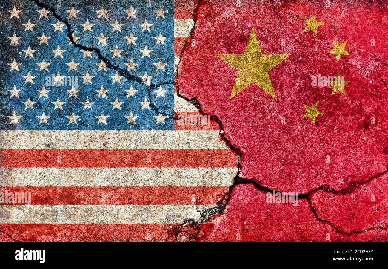 Grunge Land Flagge Abbildung (rissige Beton Hintergrund) / China vs USA (politischer oder wirtschaftlicher Konflikt) Stockfoto