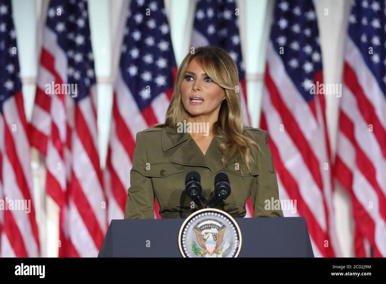Washington, DC, USA. August 2020. US First Lady Melania Trump hält ihre Rede in der zweiten Nacht der Republikanischen Nationalversammlung, im Rosengarten im Weißen Haus in Washington, DC, USA, am 25. August 2020. Aufgrund der Coronavirus-Pandemie ist die Republikanische Partei für ihre Convention in ein Fernsehformat umgezogen.Quelle: Michael Reynolds/Pool via CNP Quelle: dpa/Alamy Live News Stockfoto