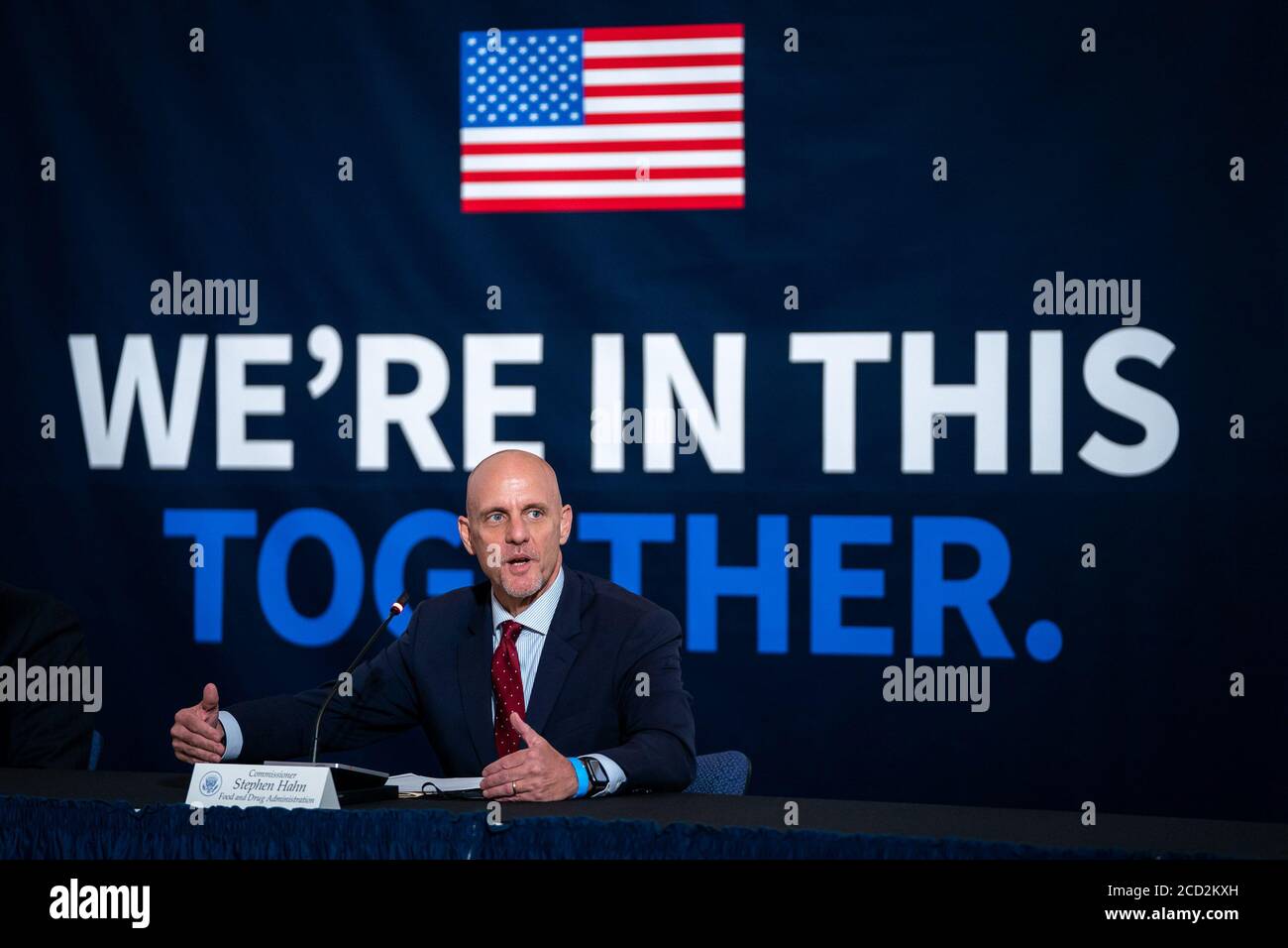 Dr. Stephen Hahn, Kommissar der Food and Drug Administration, spricht am Donnerstag, dem 30. Juli 2020, im US-amerikanischen Red Cross National Headquarters in Washington, D.C., bei einem Rundtisch zur Plasmaspende während der Coronavirus-Pandemie Stockfoto