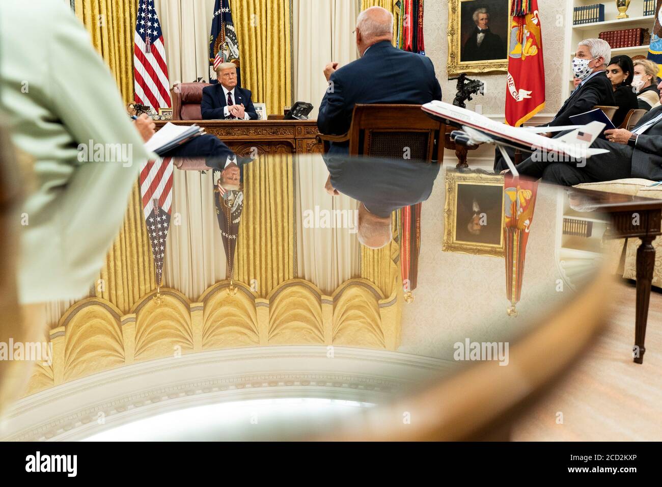 Präsident Donald J. Trump, zusammen mit Vizepräsident Mike Pence und Mitgliedern der Coronavirus Task Force des Weißen Hauses, nimmt an einer Coronavirus Update Briefing Montag, 4. August 2020, im Oval Office Room des Weißen Hauses Teil. Stockfoto