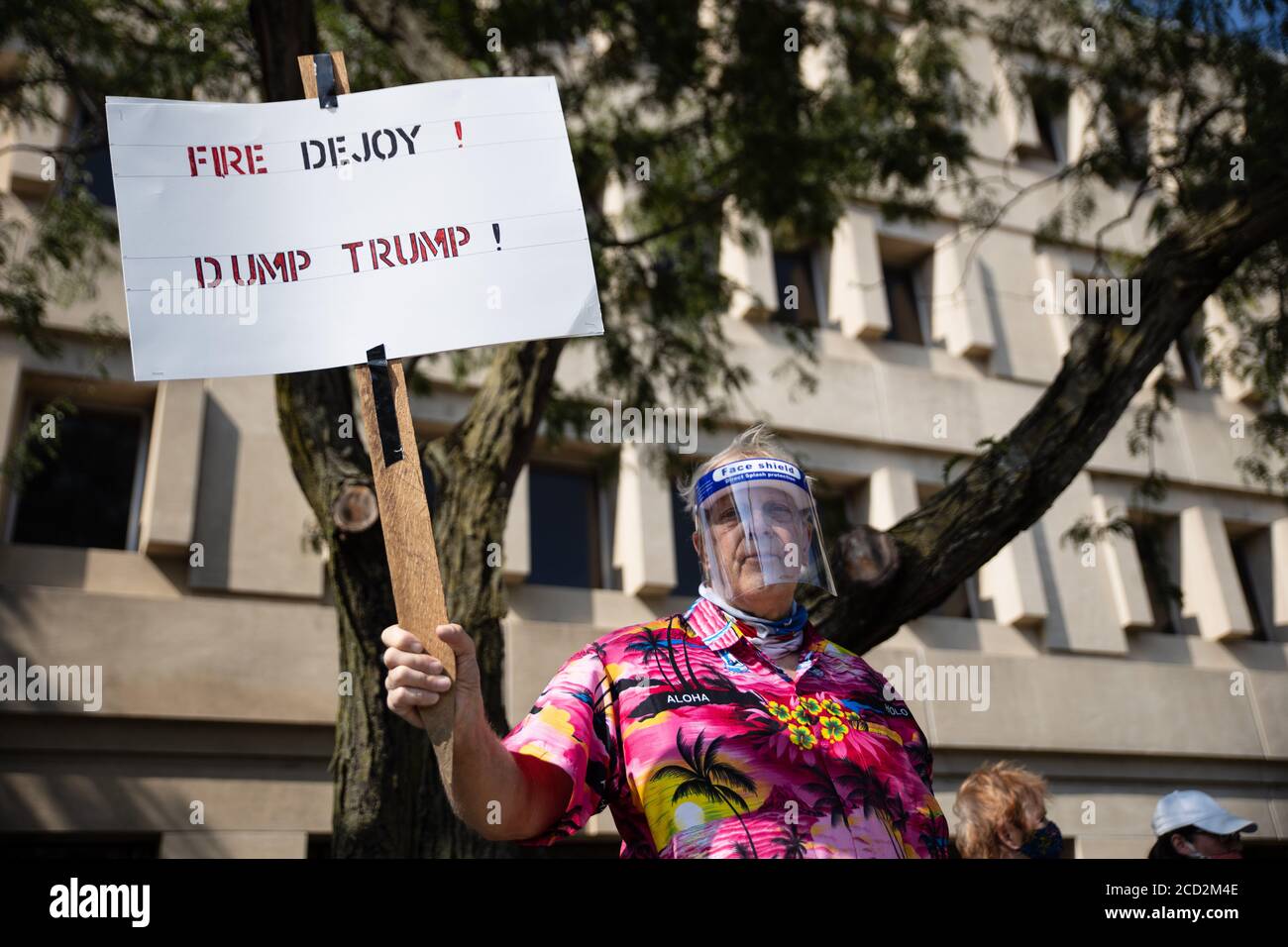 Dayton, Usa. August 2020. Ein Protestler mit Gesichtsschild und Plakat gegen DeJoy und Trump während der Demonstration.Demonstranten versammelten sich außerhalb des US-Postamtes für eine sozial distanzierte Bewegung „ Save the Post Office “ und forderten, dass gewählte Beamte und Postmaster, General DeJoy stellt mindestens 25 Milliarden US-Dollar Soforthilfe für den Postdienst bereit und stoppt und umkehrt die von General DeJoy eingeführten Richtlinien zur Verlangsamung des Postverkehrs. Kredit: SOPA Images Limited/Alamy Live Nachrichten Stockfoto