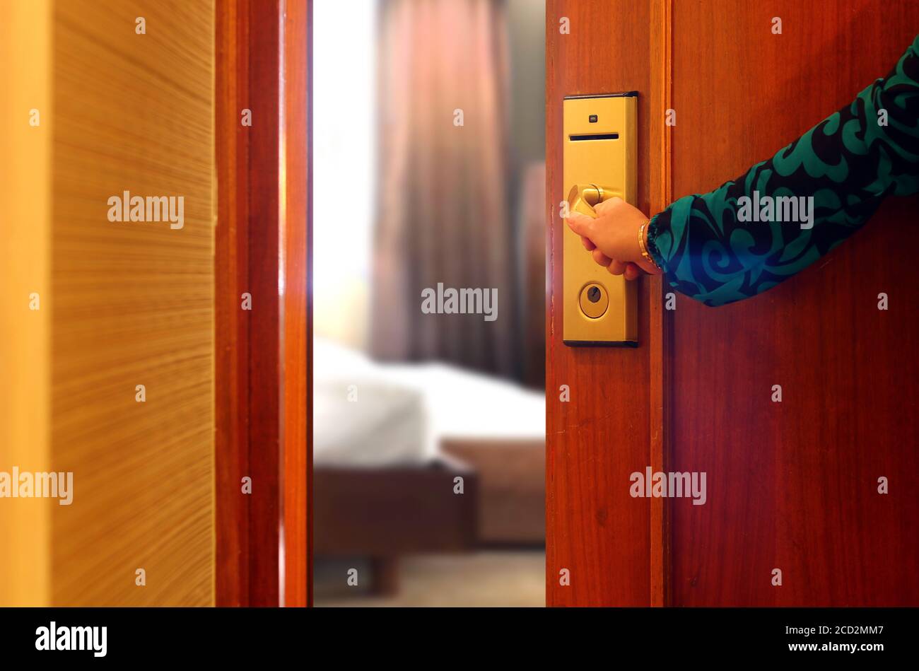 Tür des Hotelzimmers von Hand öffnen Stockfoto
