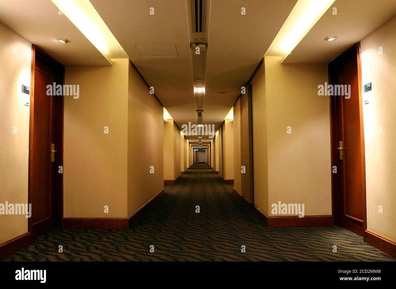 Langer Hotelflur mit Blick auf das Zimmer Stockfoto