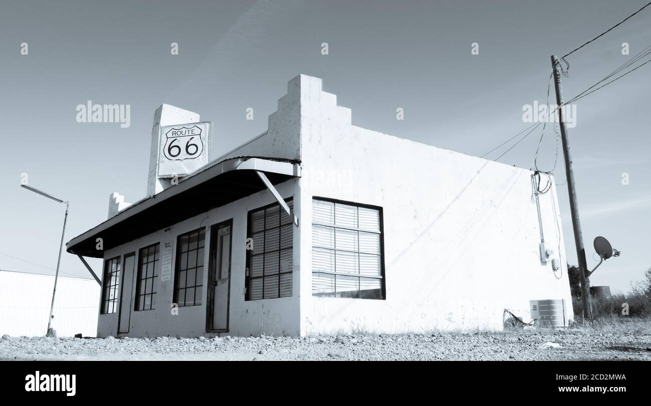 Shamrock USA September 11 2015; einfaches Gebäude am Straßenrand mit Route 66-Schild, Shamrock, Texas. Stockfoto