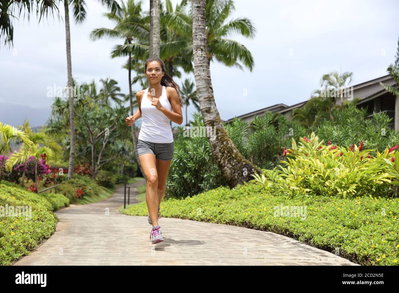 Glücklich gesund aktiven Lebensstil Mädchen Läufer laufen. Asiatische Frau Jogging Training Cardio für die Gesundheit. Stockfoto