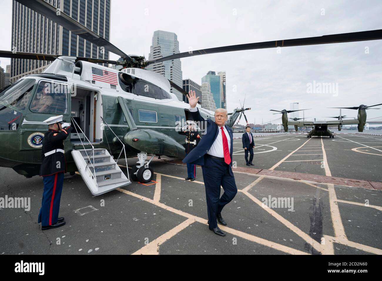 NEW YORK, USA - 14. August 2020 - US-Präsident Donald J. Trump winkt, als er Marine an einem Freitag, 14. August 2020, in der Wall Street Landezone auslandet Stockfoto