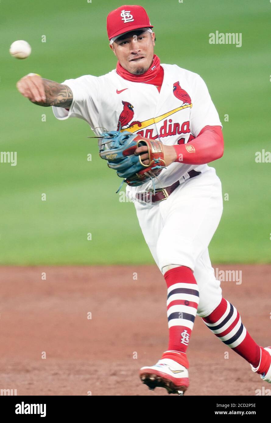 St. Louis, Usa. August 2020. St. Louis Cardinals Kalten Wong wirft den Baseball erste Basis Kansas City Royals Nicky Lopez in der zweiten Inning im Busch-Stadion in St. Louis am Dienstag, 25. August 2020 zu bekommen. Foto von Bill Greenblatt/UPI Kredit: UPI/Alamy Live News Stockfoto