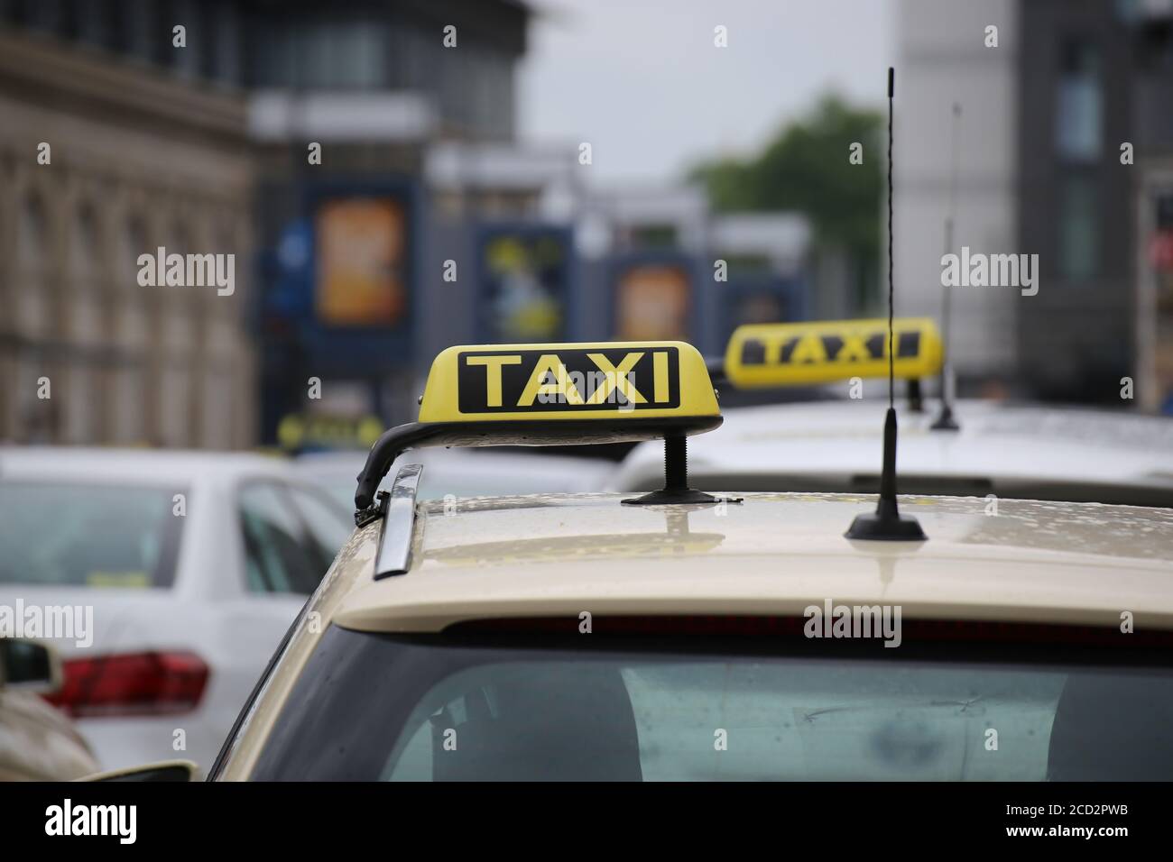 Nahaufnahme eines Taxistandes an einem Taxistand In Deutschland Stockfoto