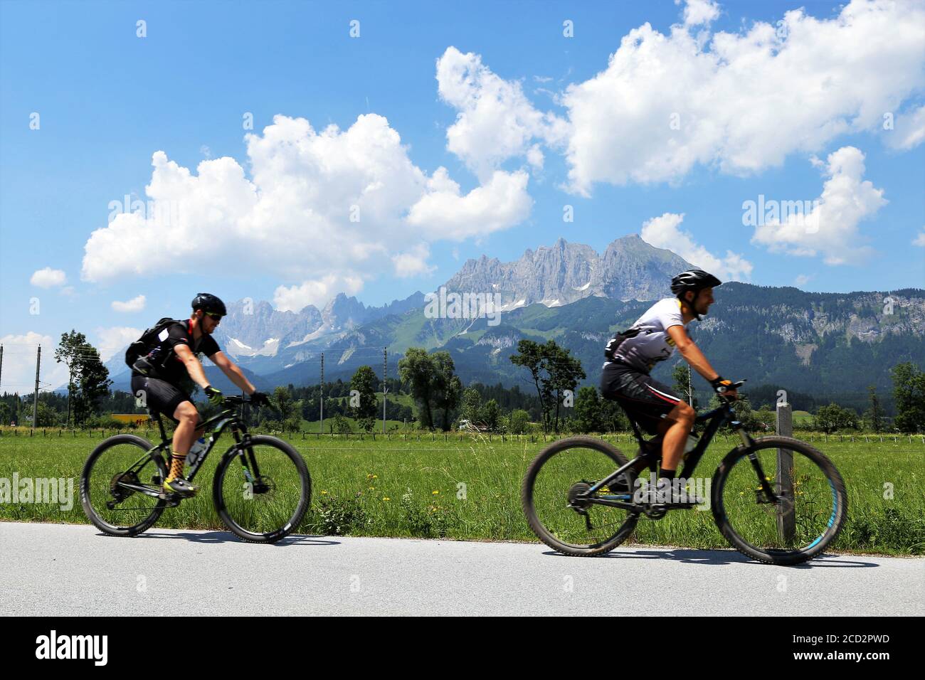 Mountainbiker auf Tour in den Kitzbüheler Alpen, Tirol, Österreich (Model released) Stockfoto