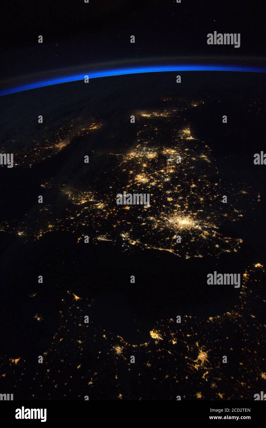 EUROPA - 02. April 2017 - schöne Nachtansicht von Westeuropa von der Internationalen Raumstation, mit den südlichen Britischen Inseln und nordwestlich Stockfoto