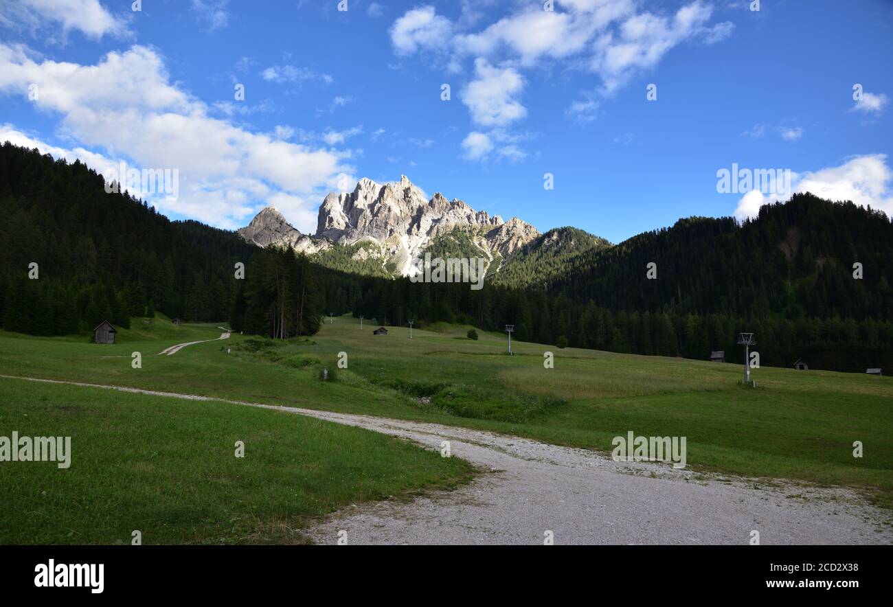 Riesige grüne Wiesen von Prags unterhalb Picco Vallandro biegen in Skipisten in der Wintersaison Stockfoto