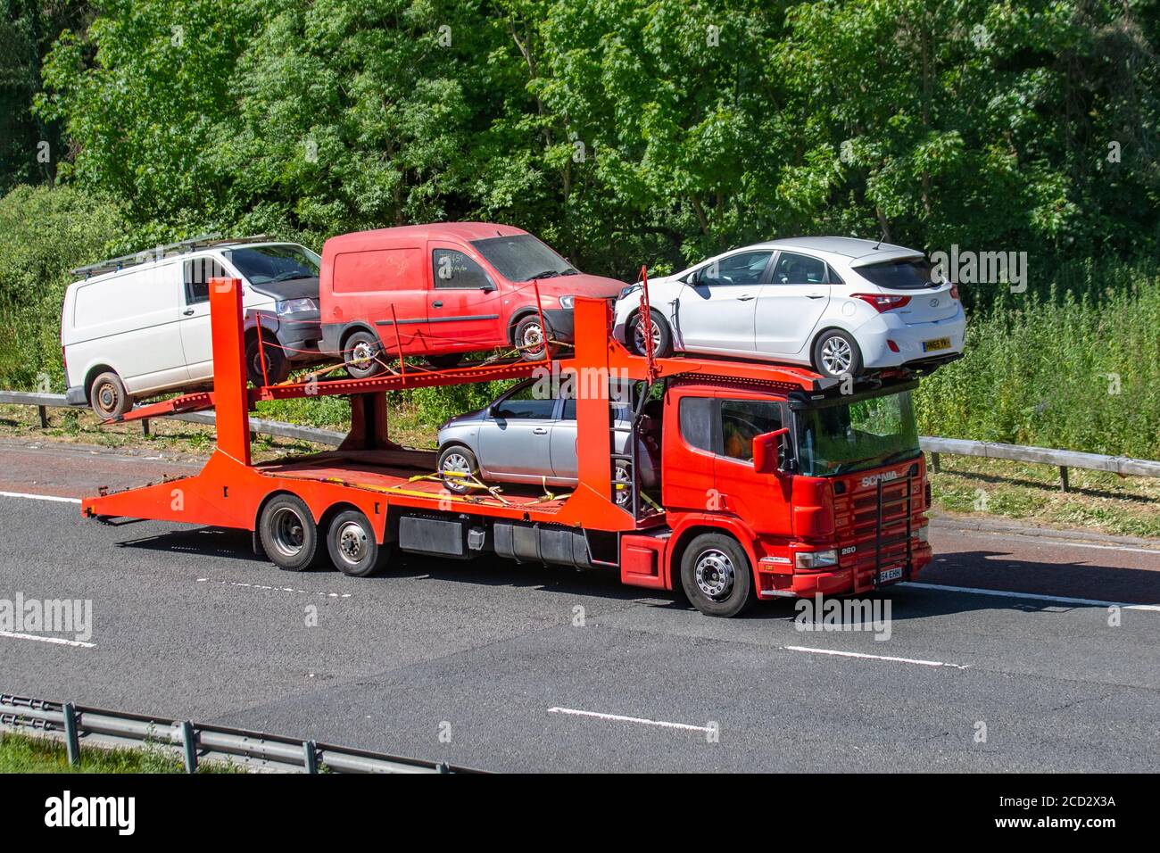 Autotransporter, Autotransporter; Autobahn schwere Bulk-Transport Lieferwagen, LKW-Transport, Transport, Abholung und Lieferungen, Multi-Car Nutzfahrzeug Carrier, LKW, Sonderfracht, Scania 260 Fahrzeug, Lieferung, Transport, Industrie, Fracht auf der Autobahn M6. Stockfoto