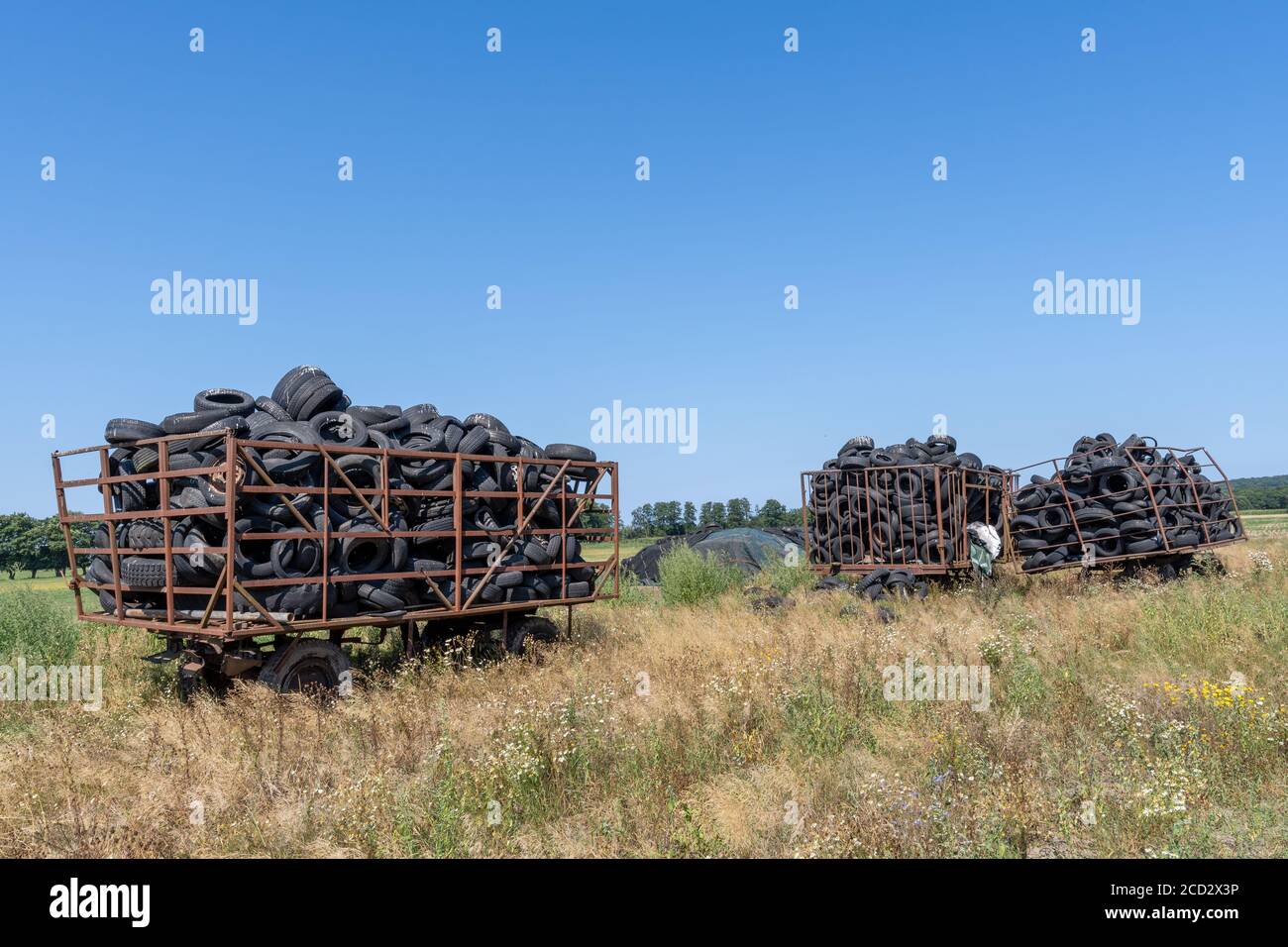 Haufen von vielen alten, gebrauchten Reifen. Stockfoto