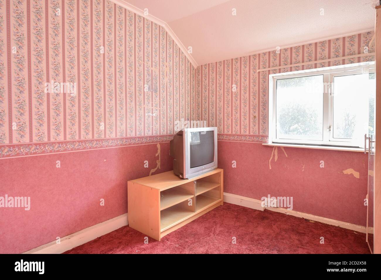 Zusätzliches Zimmer mit altem CRT-Fernseher Stockfoto
