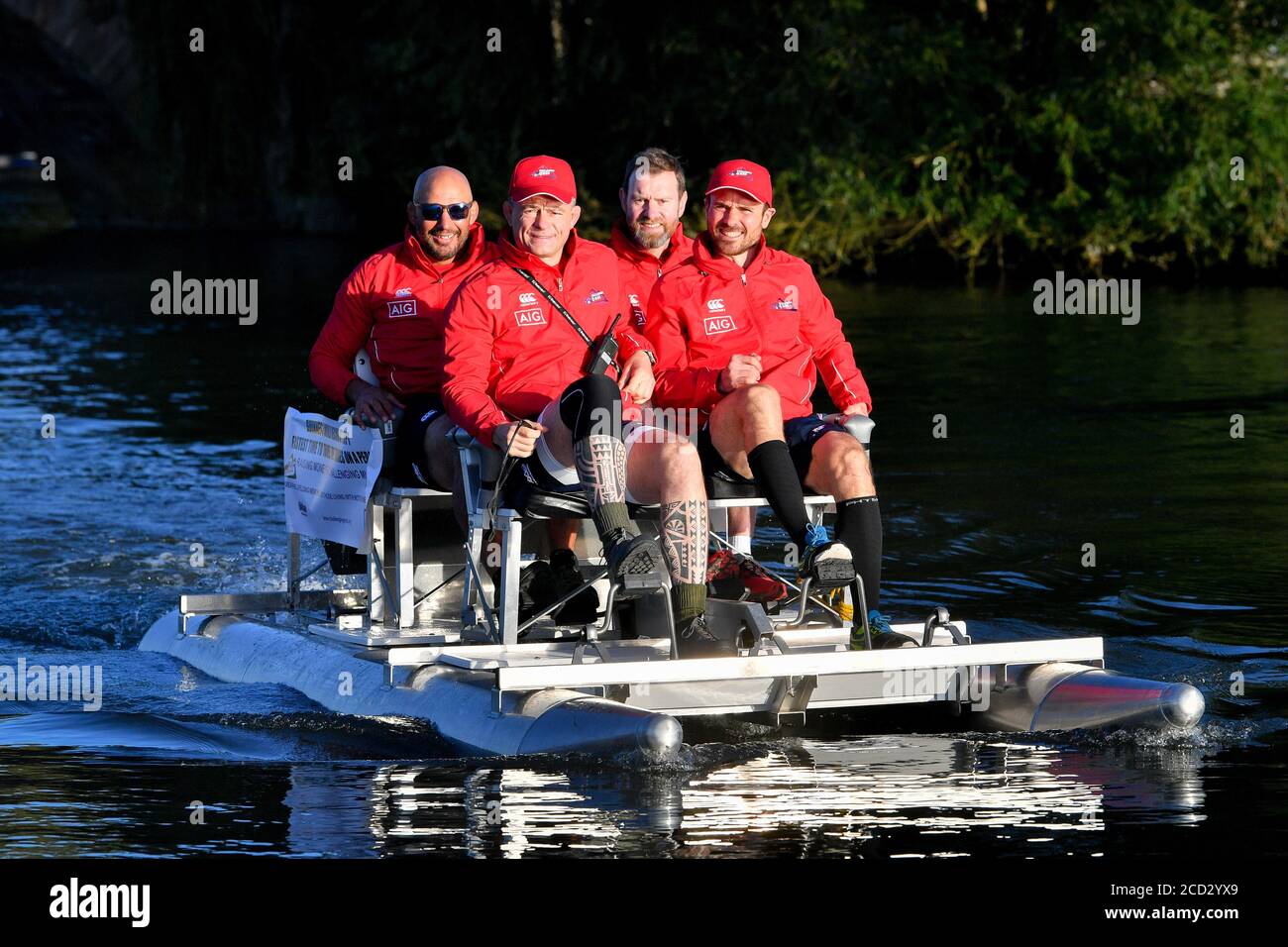 Ein Viererteam, das den herausfordernden MND darstellt: Andy Long, links, Joe Reed, zweiter links, Alun Thomas, zweiter rechts, Und Alex Gibson, rechts, Pedal entlang des Flusses von Letchlade, als sie ihren Versuch, einen Guinness-Weltrekord zu brechen beginnen, um die Länge der Themse (128 Meilen) in einem Pedalo in der schnellsten Zeit je zu reisen. Das Team reist von Lechlade nach Teddington Lock mit dem Ziel, den aktuellen Guinness-Weltrekord für die Leistung zu brechen, die derzeit bei vier Tagen, 12 Stunden, 49 Minuten und 17 Sekunden liegt - erreicht von einem Team von vier im Jahr 2018. Stockfoto