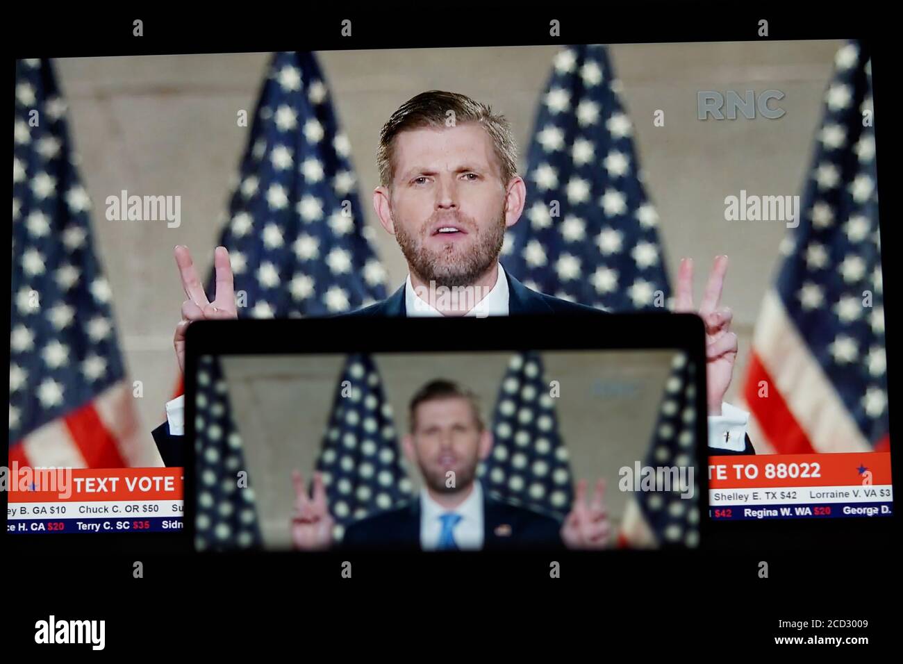 Washington, USA. August 2020. Foto aufgenommen in Arlington, Virginia, USA, 25. August 2020 zeigt Bildschirme, auf denen Eric Trump, Sohn des US-Präsidenten Donald Trump, während der 2020 Republikanischen Nationalversammlung von Washington, DC, spricht.Quelle: Liu Jie/Xinhua/Alamy Live News Stockfoto