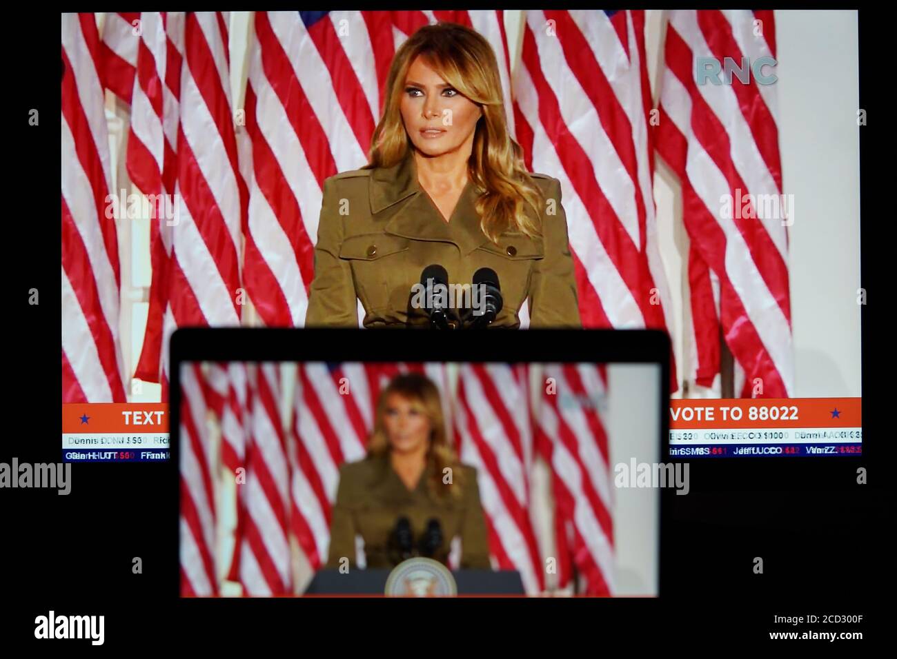 Washington, USA. August 2020. Foto aufgenommen in Arlington, Virginia, USA, 25. August 2020 zeigt Bildschirme, auf denen die US-First Lady Melania Trump während der 2020 Republikanischen Nationalversammlung von Washington, DC spricht.Quelle: Liu Jie/Xinhua/Alamy Live News Stockfoto