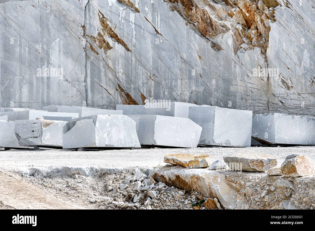 Blöcke aus weißem Carrara-Marmor im Steinbruch Vor der Felswand bereit für den Transport in der Toskana Italien Stockfoto