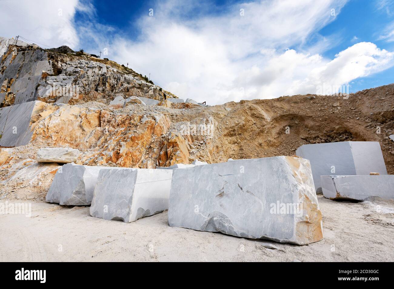 Große geschnittene Blöcke aus weißem Carrara-Marmor in einer offenen Gussmine oder Steinbruch in der Toskana, Italien warten auf den Transport Stockfoto