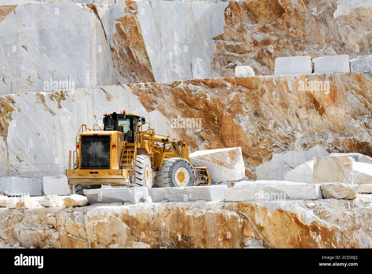 Heavy Duty Frontlader bewegt Marmorblöcke in einem Offener Steinbruch in der Toskana Italien Aushub weißen Carrara Marmor Stockfoto