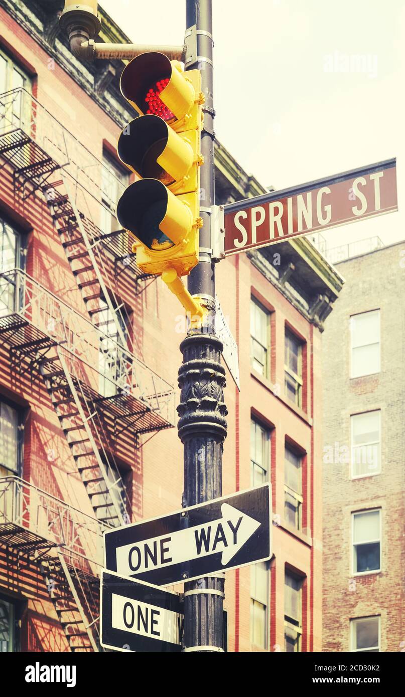 New York City Straßenschilder und Ampeln an der Spring Street, farbiges Bild, USA. Stockfoto