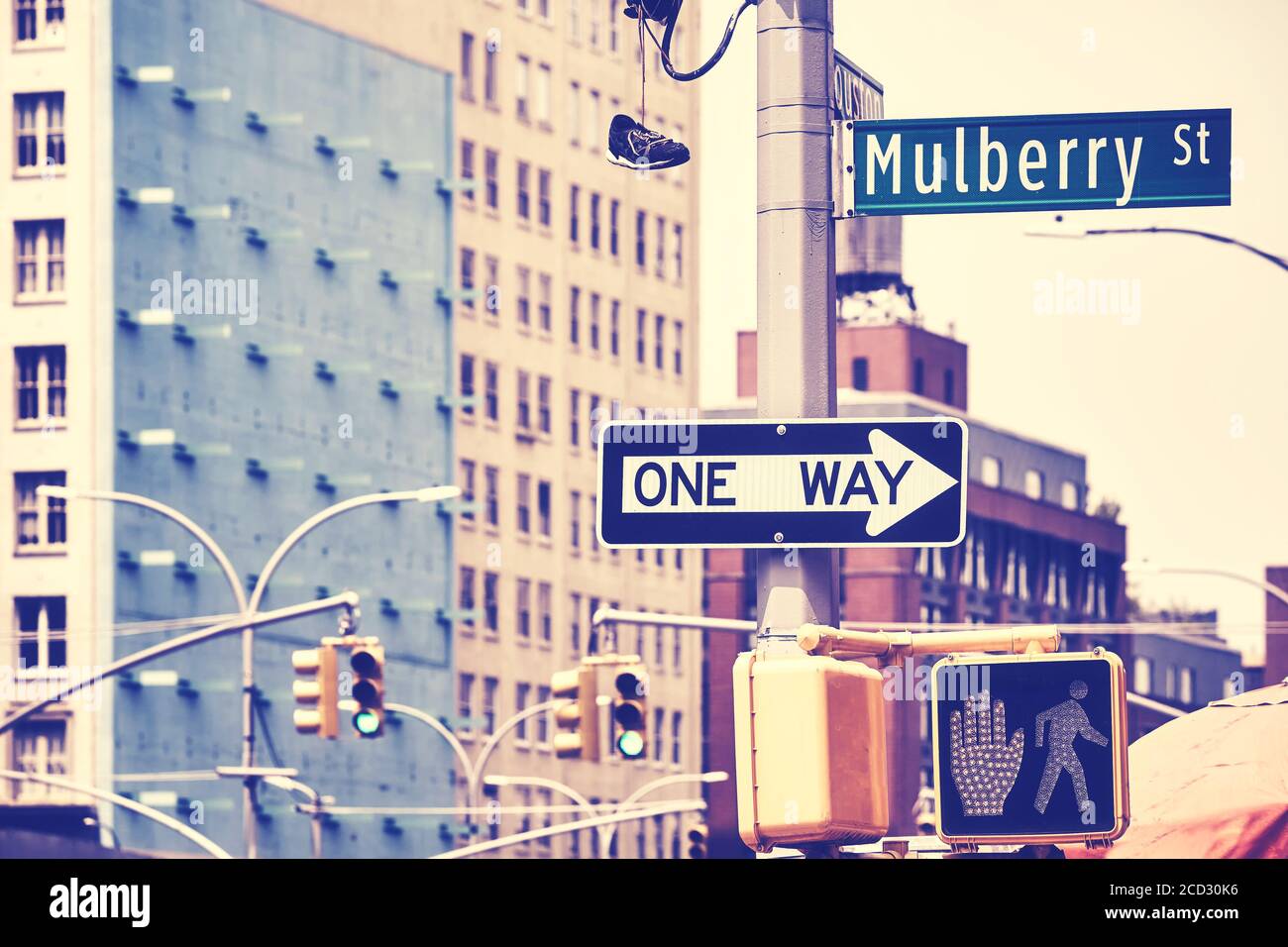 New York City Straßenschilder und Ampeln an der Mulberry Street, einst das Herz von Manhattan Little Italy, Farbtonbild, USA. Stockfoto