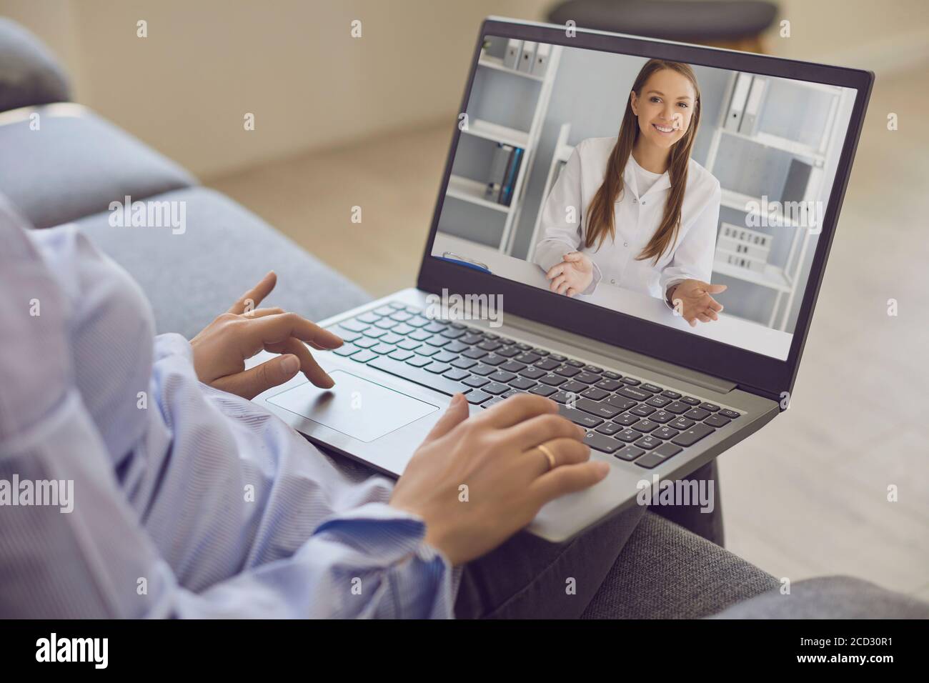 Medizinische Online-Beratung. Die Ärztin diagnostiziert die Symptome der Krankheit bei einem Patienten aus der Ferne per Video-Chat. Virtuelle Klinik. Stockfoto