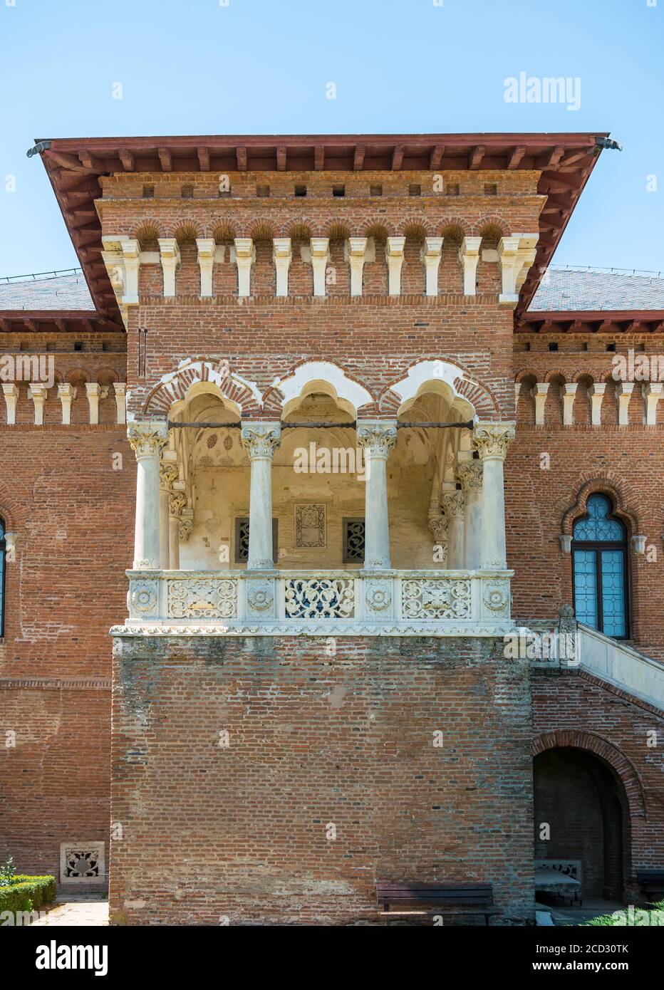 Mogosoaia/Rumänien - 07.29.2020:architektonisches Detail mit einem Balkon des Mogoaia Palastes im Brancovesc Architekturstil. Stockfoto