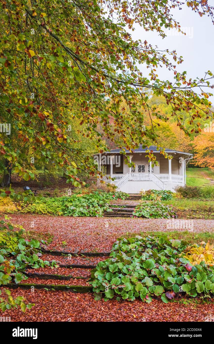 Pavillon in einem Garten mit Herbstfarben Stockfoto