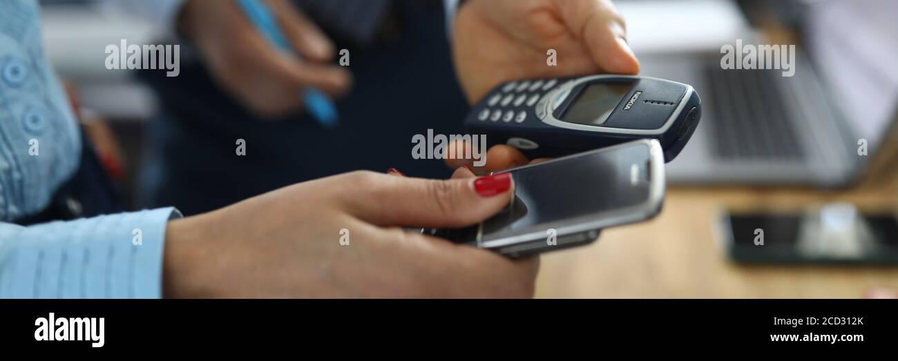 Zwei Geschäftsleute Hol Button vintsge Telefon nokia Stockfoto