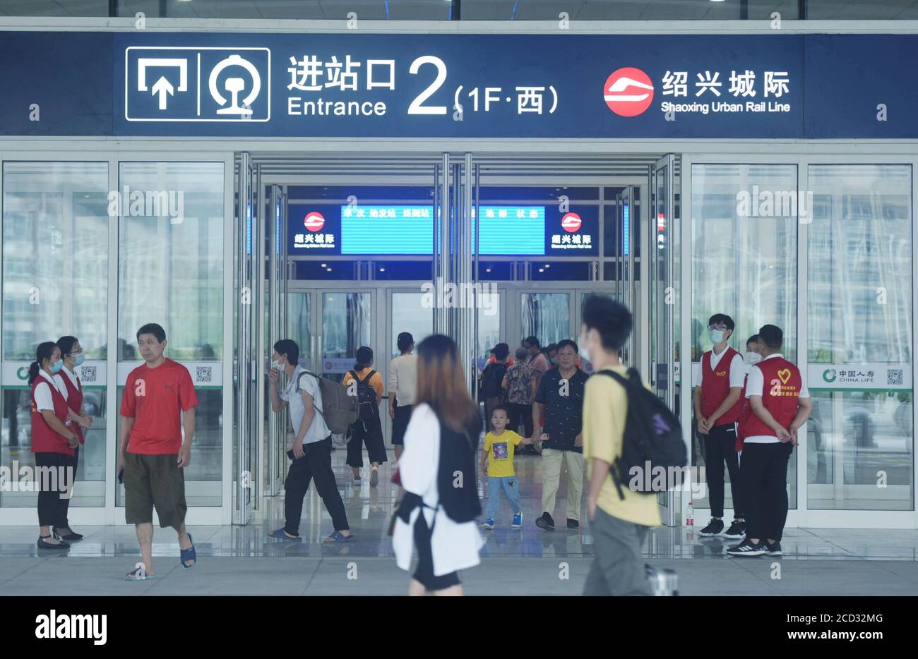 Passagiere nehmen Züge am Bahnhof Hangzhounan, die durch sieben Jahre Umbau und Wiederaufbau ging und öffnet für die Öffentlichkeit wieder zu ma Stockfoto