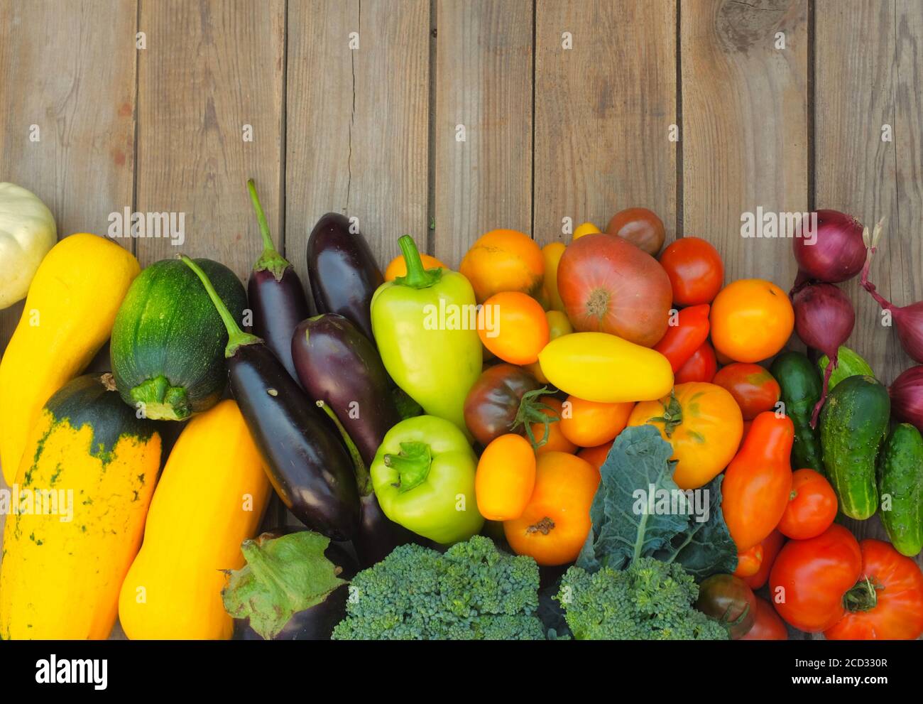 Viele verschiedene bunte Gemüse auf einem hölzernen Hintergrund. Kopieren Sie oben im Rahmen Platz zum Schreiben von Text. Stockfoto