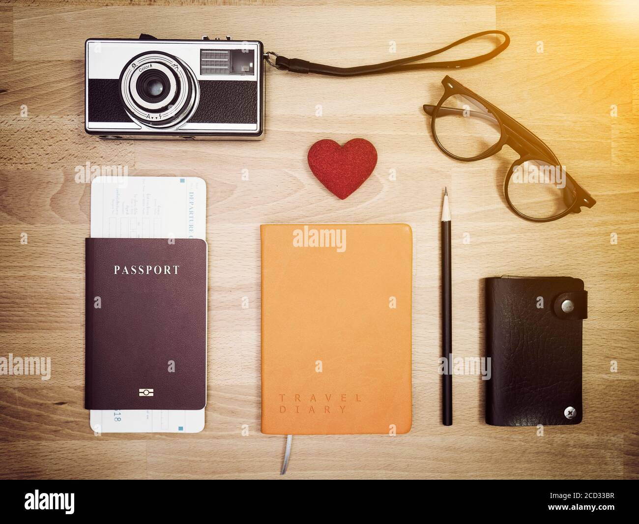 Reiseaccessoires auf Holzhintergrund, flach liegend. Reisehintergrund. Stockfoto