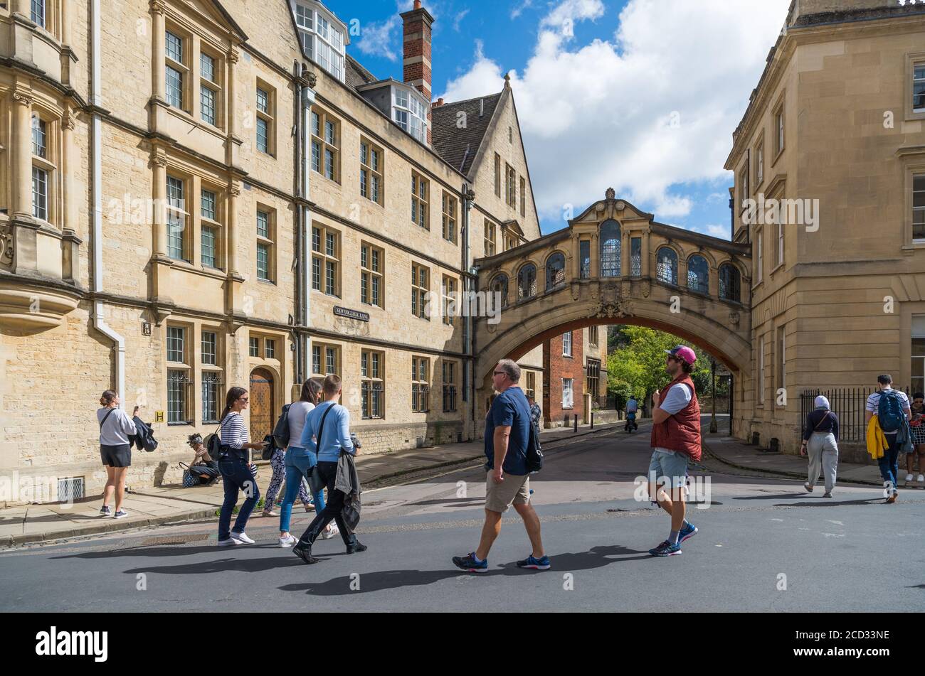 An einem sonnigen Tag in Oxford fahren die Leute an der Hertford Bridge vorbei, dem Skyway „The Bridge of Sighs“ über die New College Lane, die das Hertford College verbindet. Stockfoto