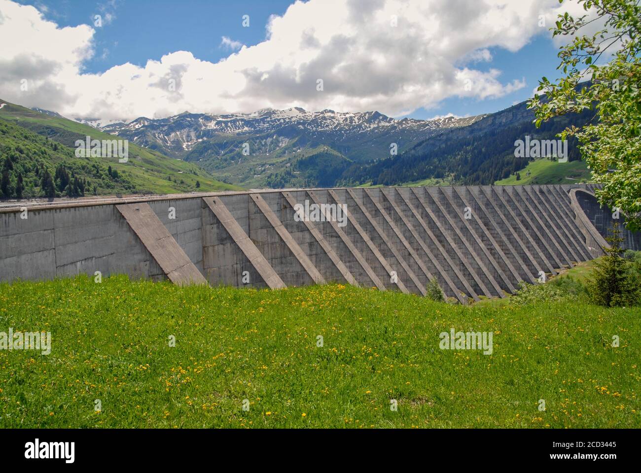 Wehr und See von Roselend, in den französischen Alpen Stockfoto