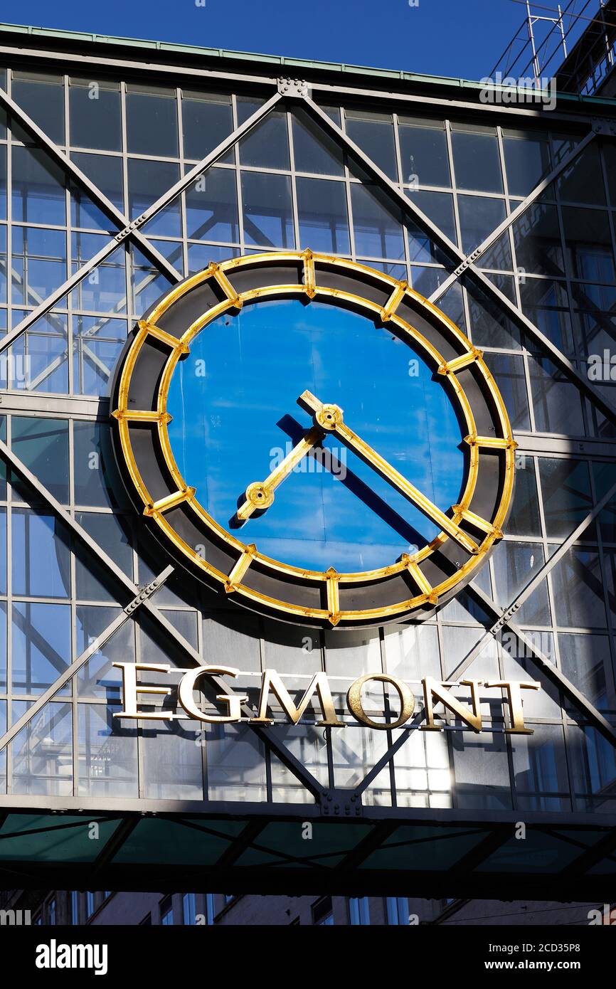 Egmont, große Uhr am Gebäude; die Egmont-Gruppe (ehemals Gutenberghus-Gruppe), Medienkonzern mit Sitz in Kopenhagen, Dänemark Stockfoto