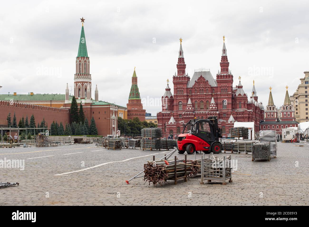 Moskau, Russland - 24. August 2020: Roter Platz, Historisches Museum. Ein schwarz-roter Gabelstapler transportiert die Metallkonstruktionen der temporären Bühne für t Stockfoto