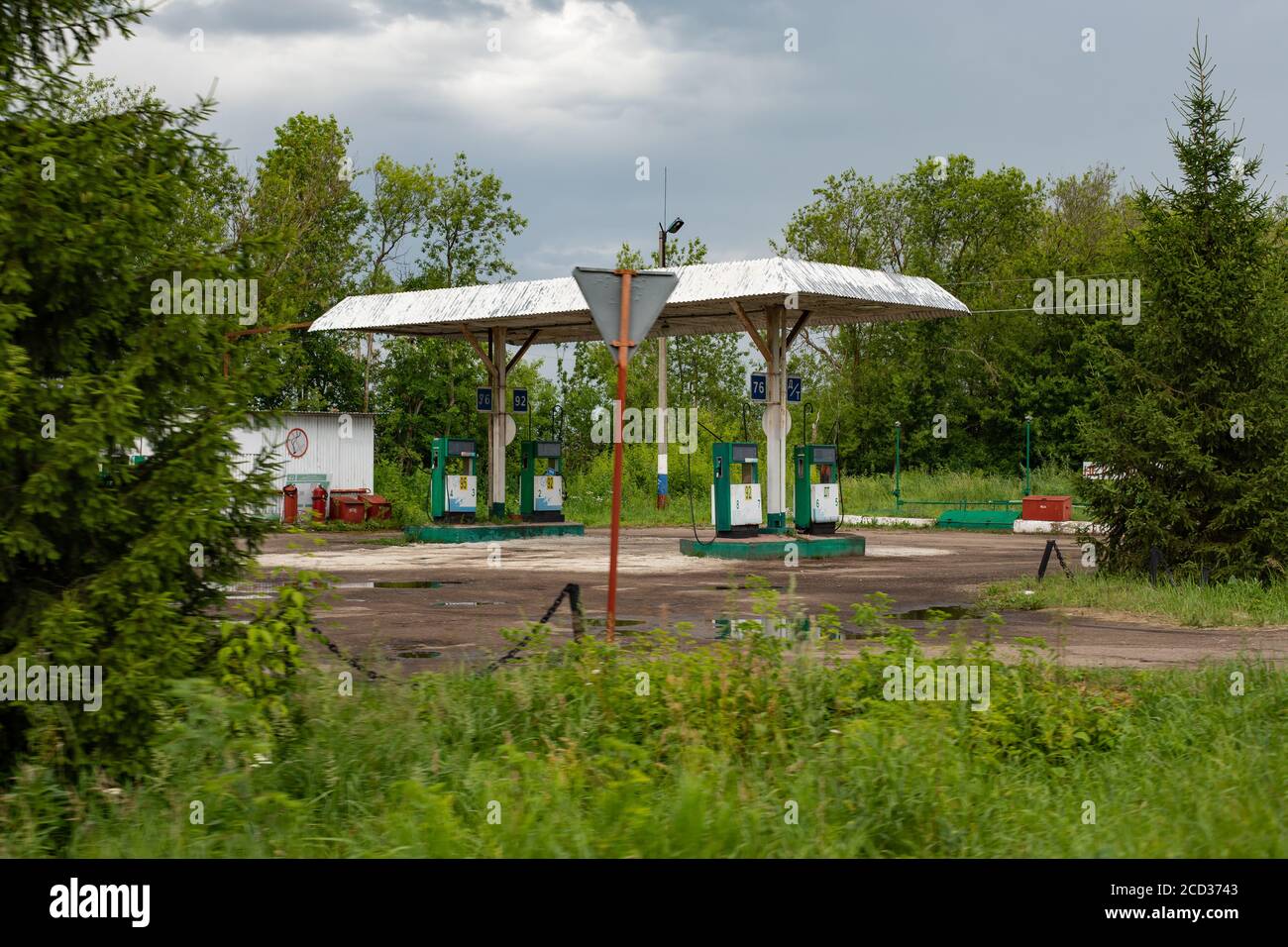 Nischni Nowgorod, Russland - 9. Juli 2020: Leere alte ländliche Tankstelle, Zapfsäulen mit Benzin und Diesel.Post apokalyptische Landschaft. Alte Kraftstoff-cag Stockfoto