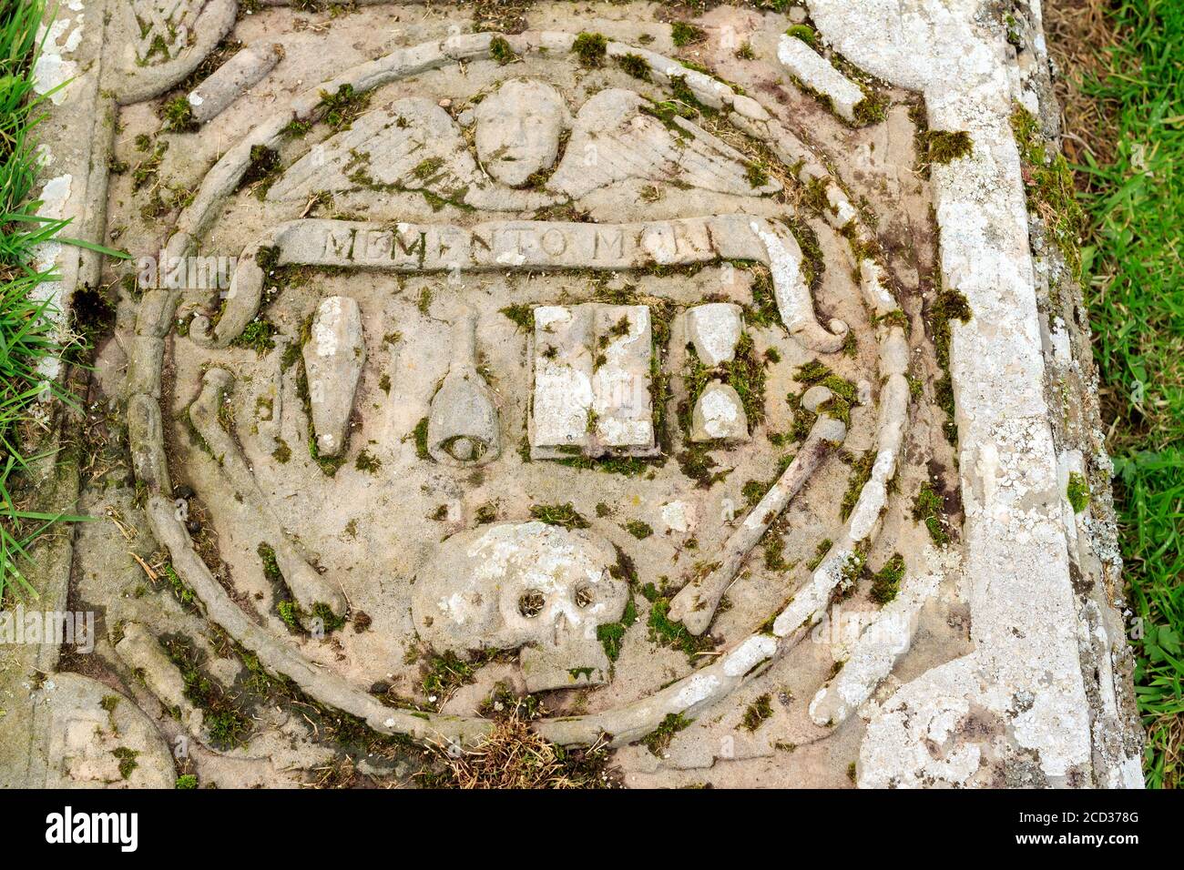 GARDENSTOWN, SCHOTTLAND - 2016. OKTOBER 22. Schädel und Kreuzknochen auf Grabstein Grab in St. John's Church. Stockfoto